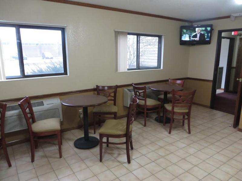 Super 8 By Wyndham Dixon Motel Exterior photo